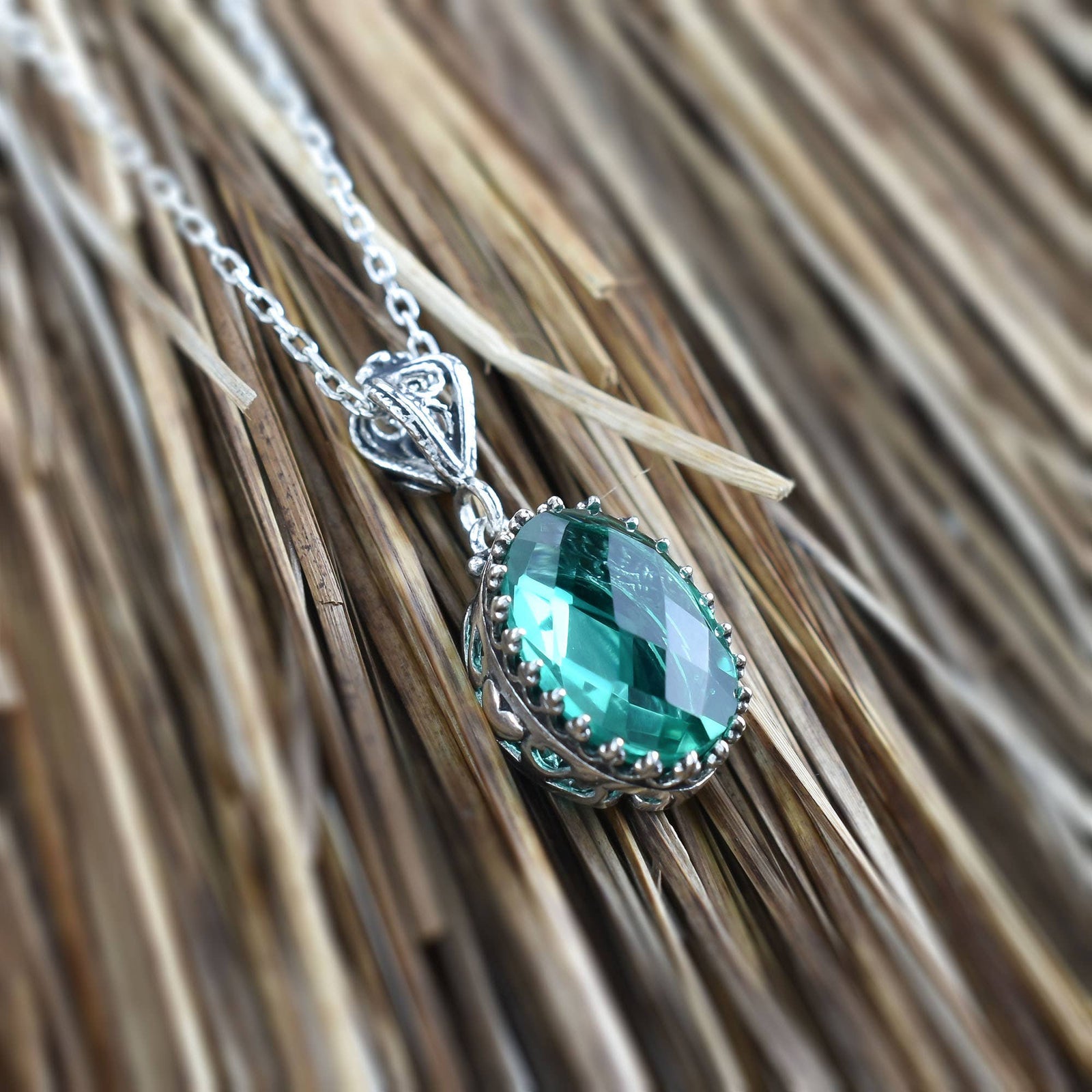 925 Silver Filigree Heart Detailed Emerald Gemstone Woman Pendant