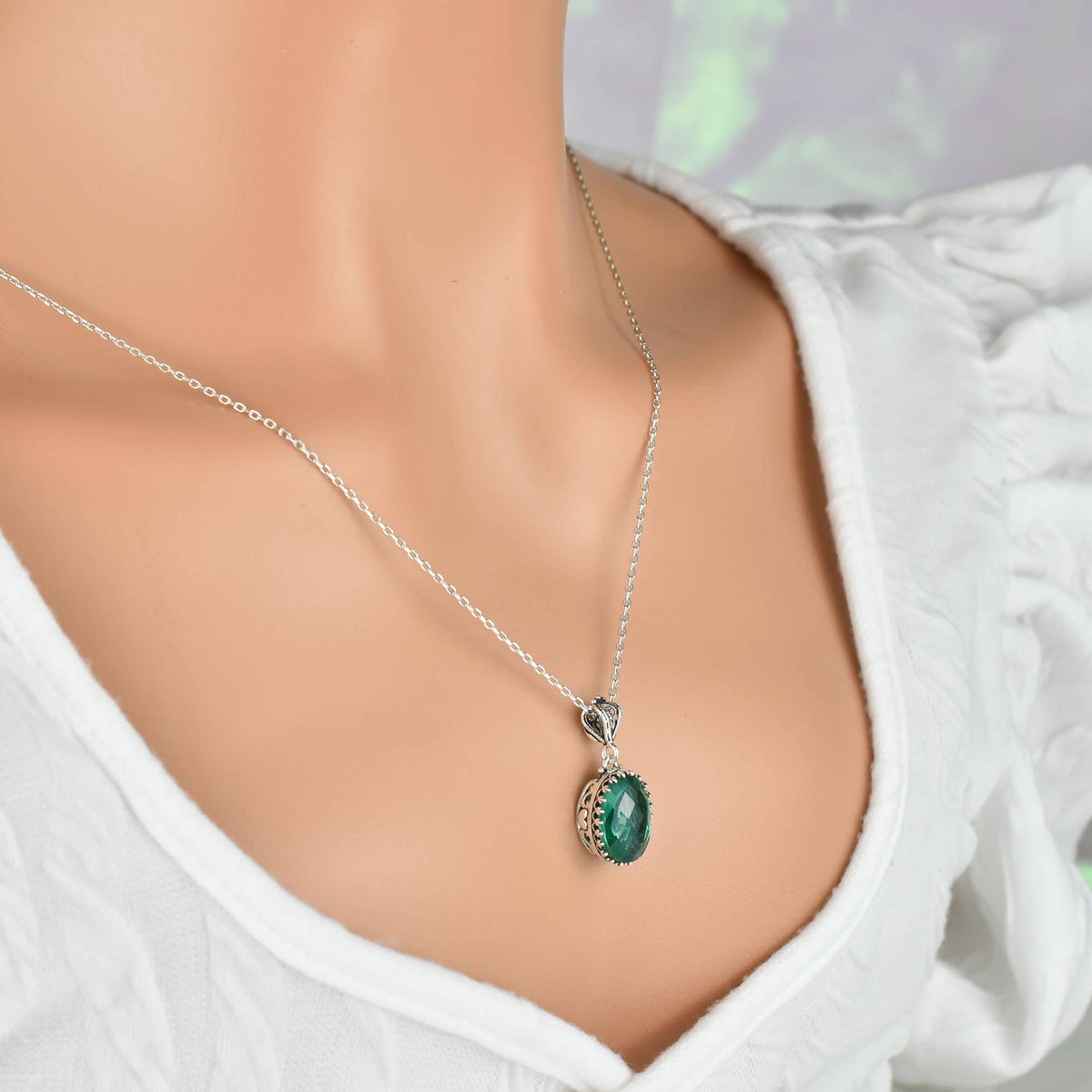 925 Silver Filigree Heart Detailed Emerald Gemstone Woman Pendant