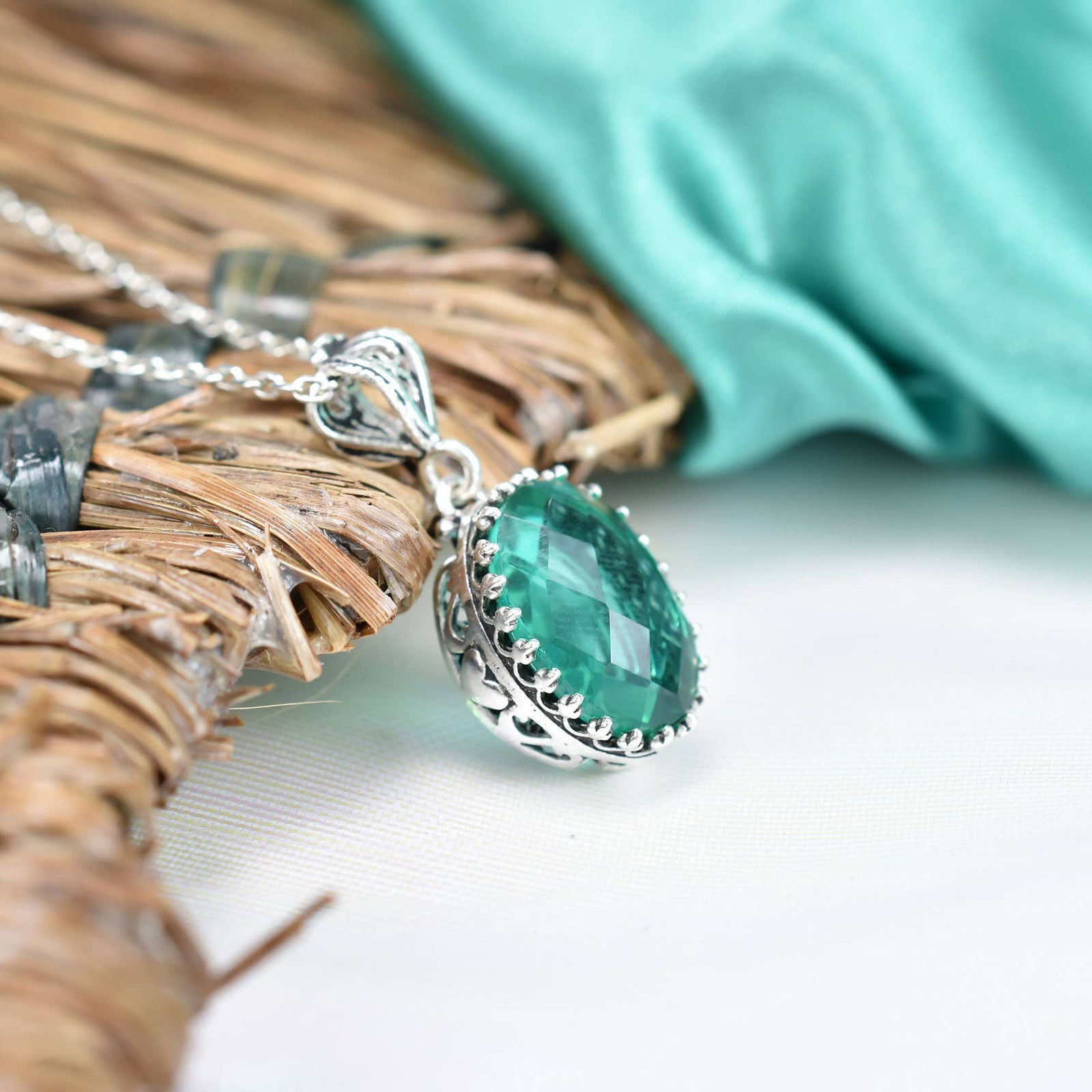 925 Silver Filigree Heart Detailed Emerald Gemstone Woman Pendant