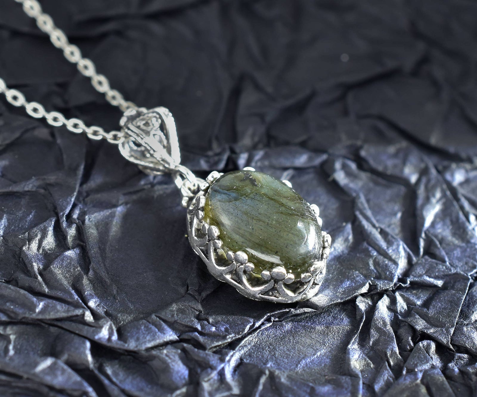 925 Silver Filigree Crown Labradorite Gemstone Woman Pendant