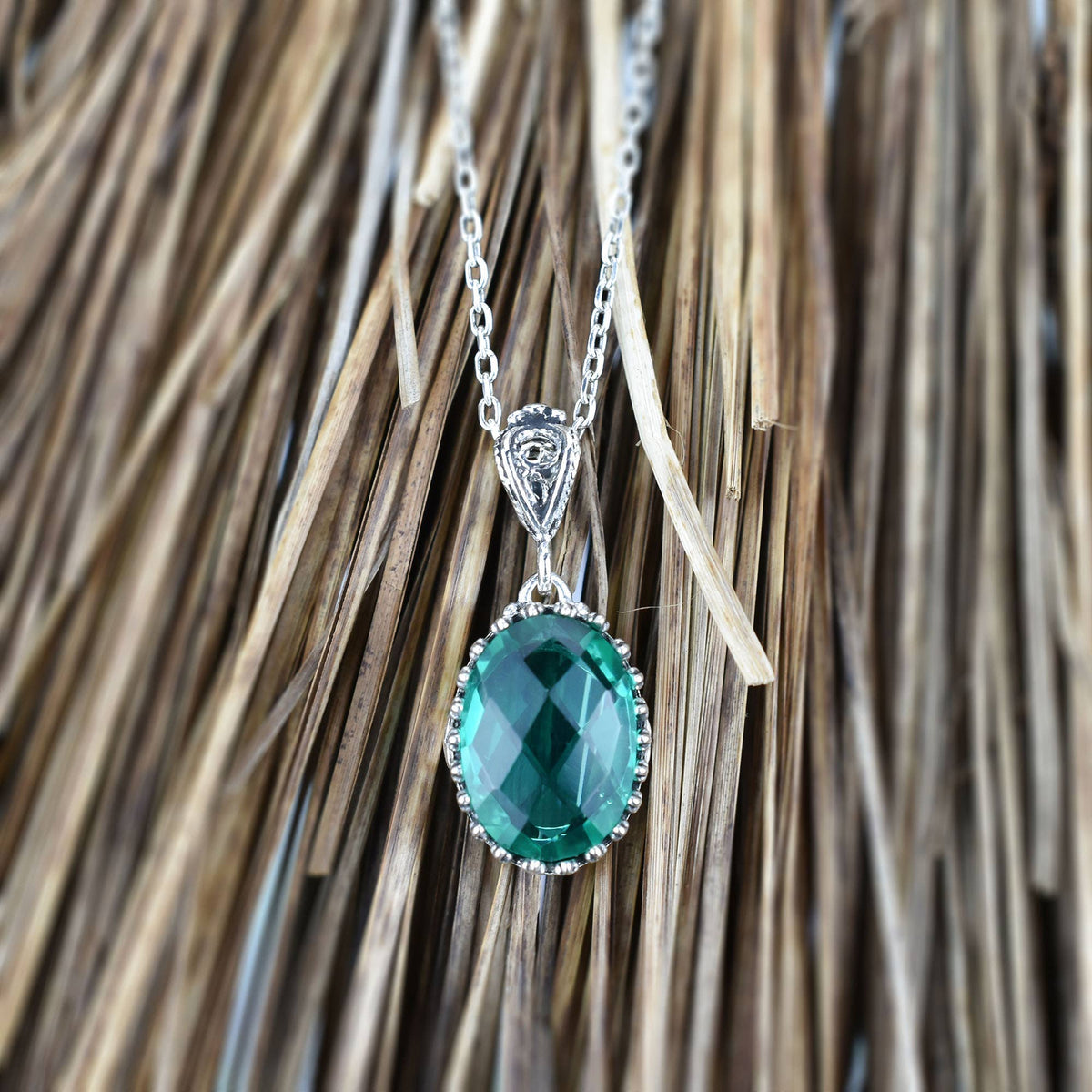 925 Silver Filigree Heart Detailed Emerald Gemstone Woman Pendant