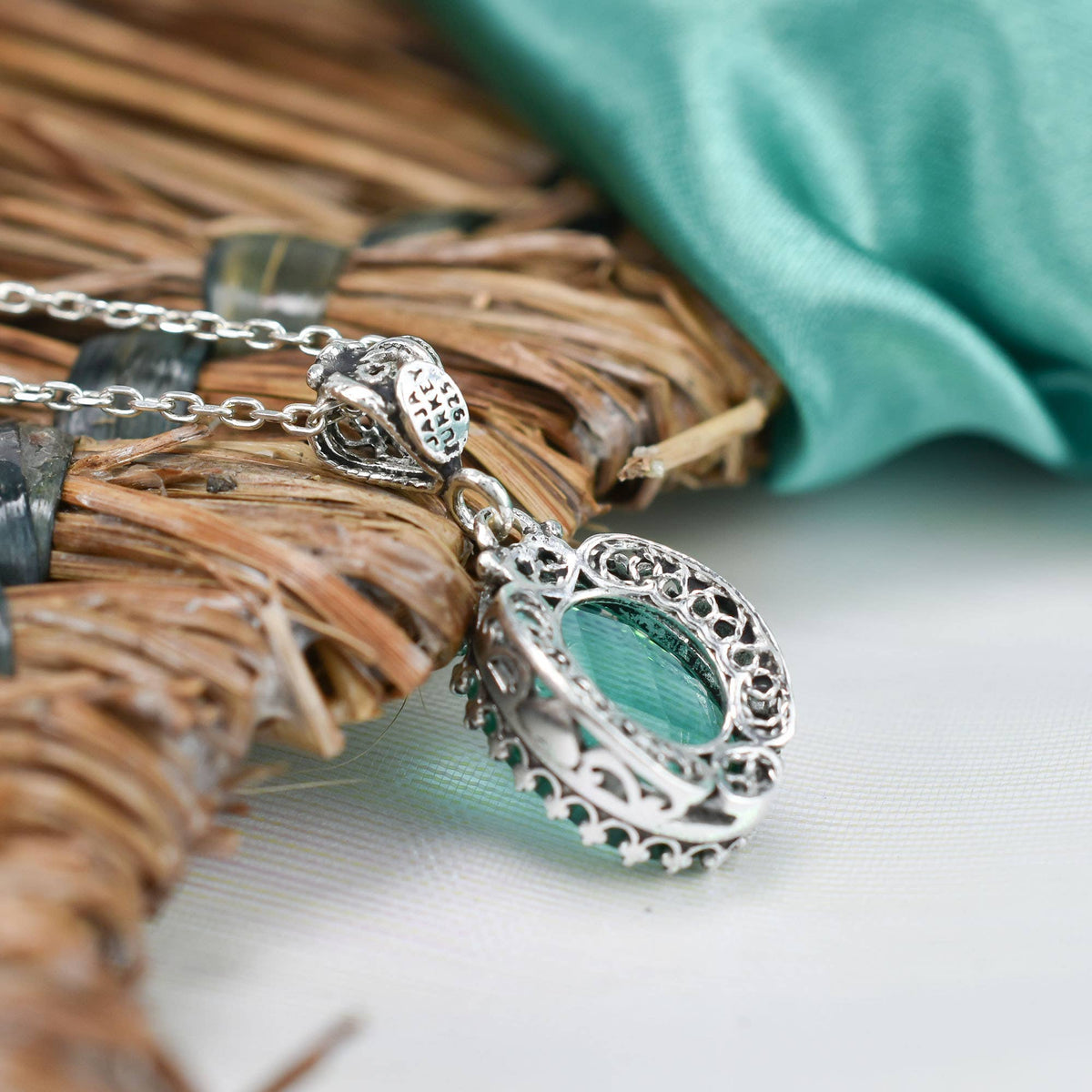 925 Silver Filigree Heart Detailed Emerald Gemstone Woman Pendant