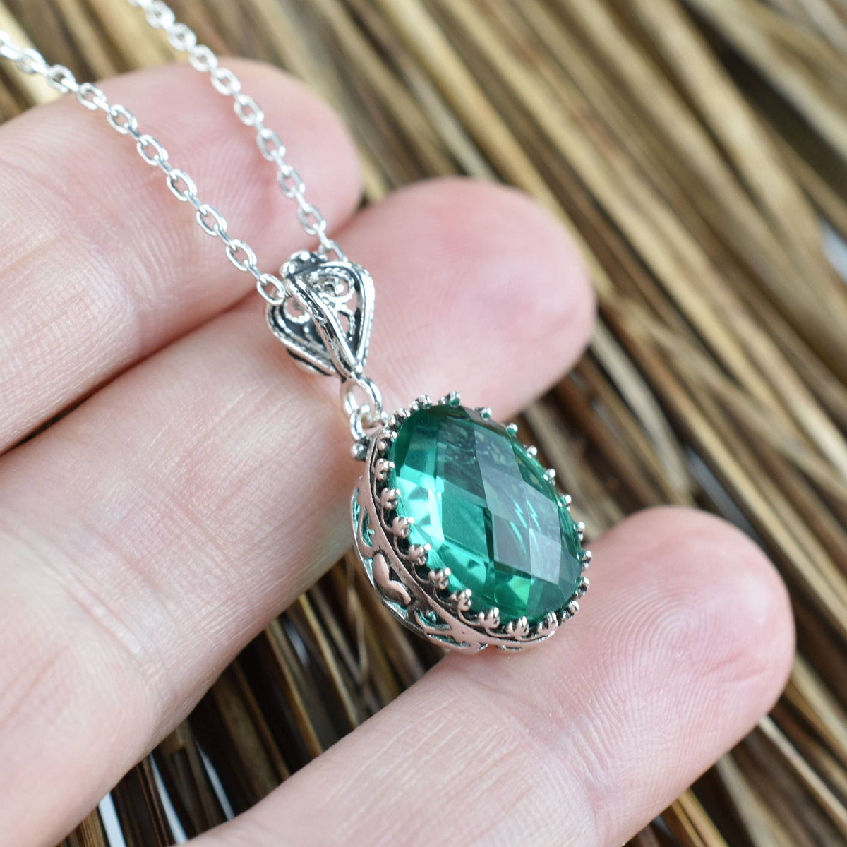 925 Silver Filigree Heart Detailed Emerald Gemstone Woman Pendant