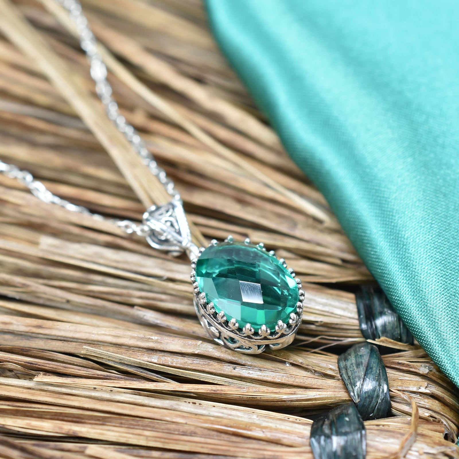 925 Silver Filigree Heart Detailed Emerald Gemstone Woman Pendant