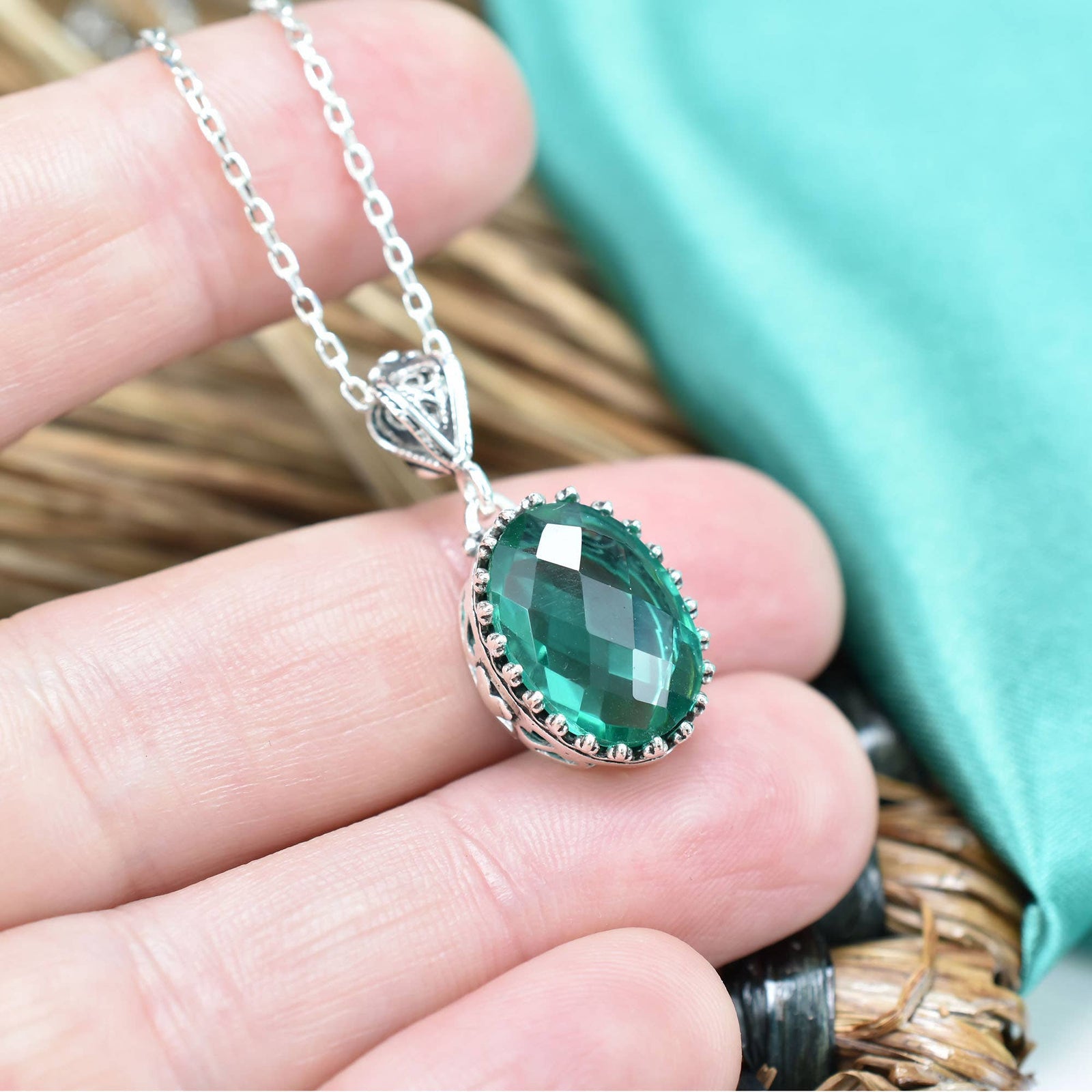 925 Silver Filigree Heart Detailed Emerald Gemstone Woman Pendant